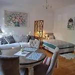 Armas Siseouega Kesklinnakorter, Esplanaadi Tn. *