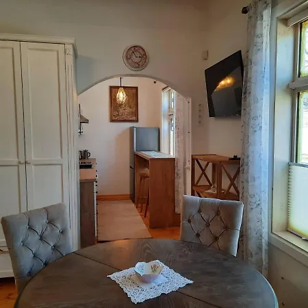 Armas Siseouega Kesklinnakorter, Esplanaadi Tn. Apartment Parnu