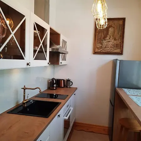 Armas Siseouega Kesklinnakorter, Esplanaadi Tn. Apartment Parnu