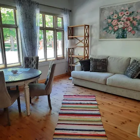 Armas Siseouega Kesklinnakorter, Esplanaadi Tn. Apartamento Pärnu