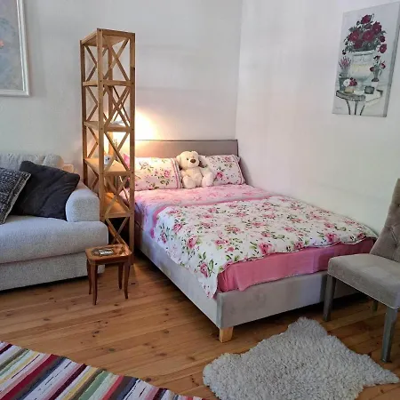 Armas Siseouega Kesklinnakorter, Esplanaadi Tn. Apartamento Pärnu